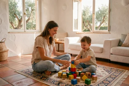 Une baby-sitter souriante joue avec deux enfants sur un tapis dans un salon méditerranéen chaleureux dans le Gard