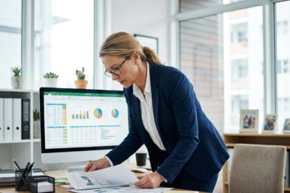 Gestionnaire d'assurance travaillant sur un logiciel CRM au bureau pour gérer les données clients