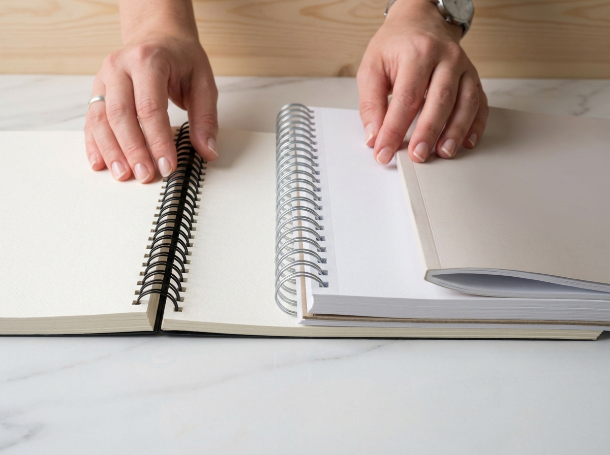 Vue de près de trois brochures avec différentes reliures comparées côte à côte pour analyser le meilleur choix prix-qualité