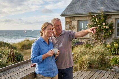 Couple d'âge moyen sur la terrasse d'une maison familiale bretonne avec vue sur la mer à Saint-Malo