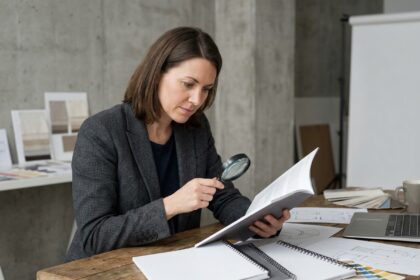 Designer examinant des brochures imprimées avec différentes reliures pour évaluer la qualité et le rendu