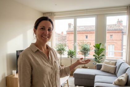 Femme souriante dans un appartement rénové à Toulouse avec mobilier moderne et aménagement élégant