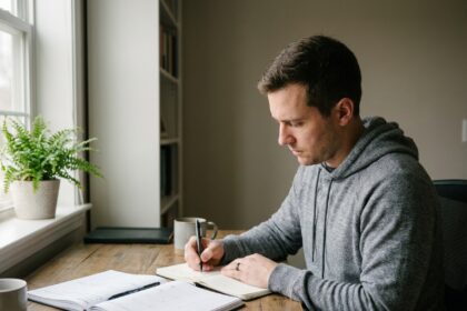 homme préparant son plan de sevrage cannabis avec cahier et calendrier organisé à son bureau