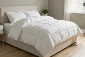 Couette blanche moelleuse en duvet sur un lit bien fait dans une chambre de style scandinave