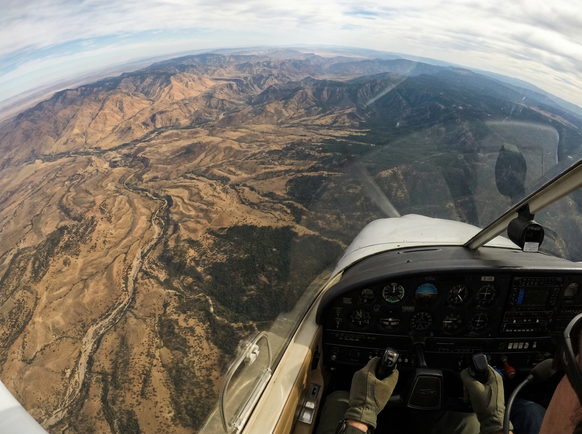 Vue aérienne des grands espaces et parcs naturels d'Afrique du Sud depuis un avion léger